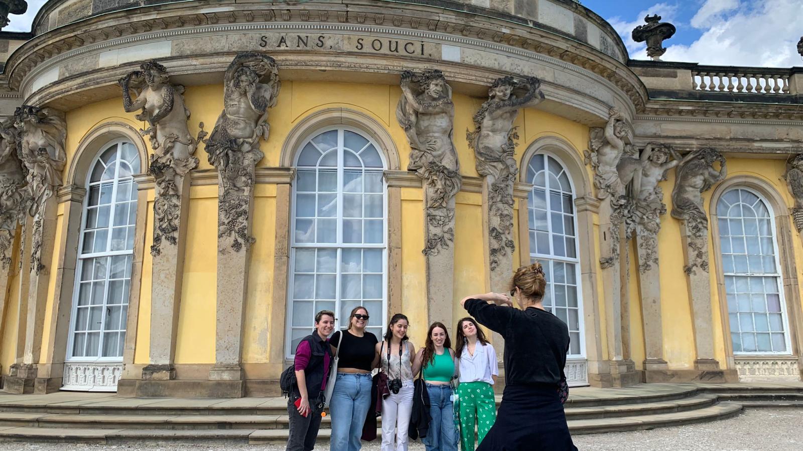 Gruppenfoto vor dem Schloss Sanssouci