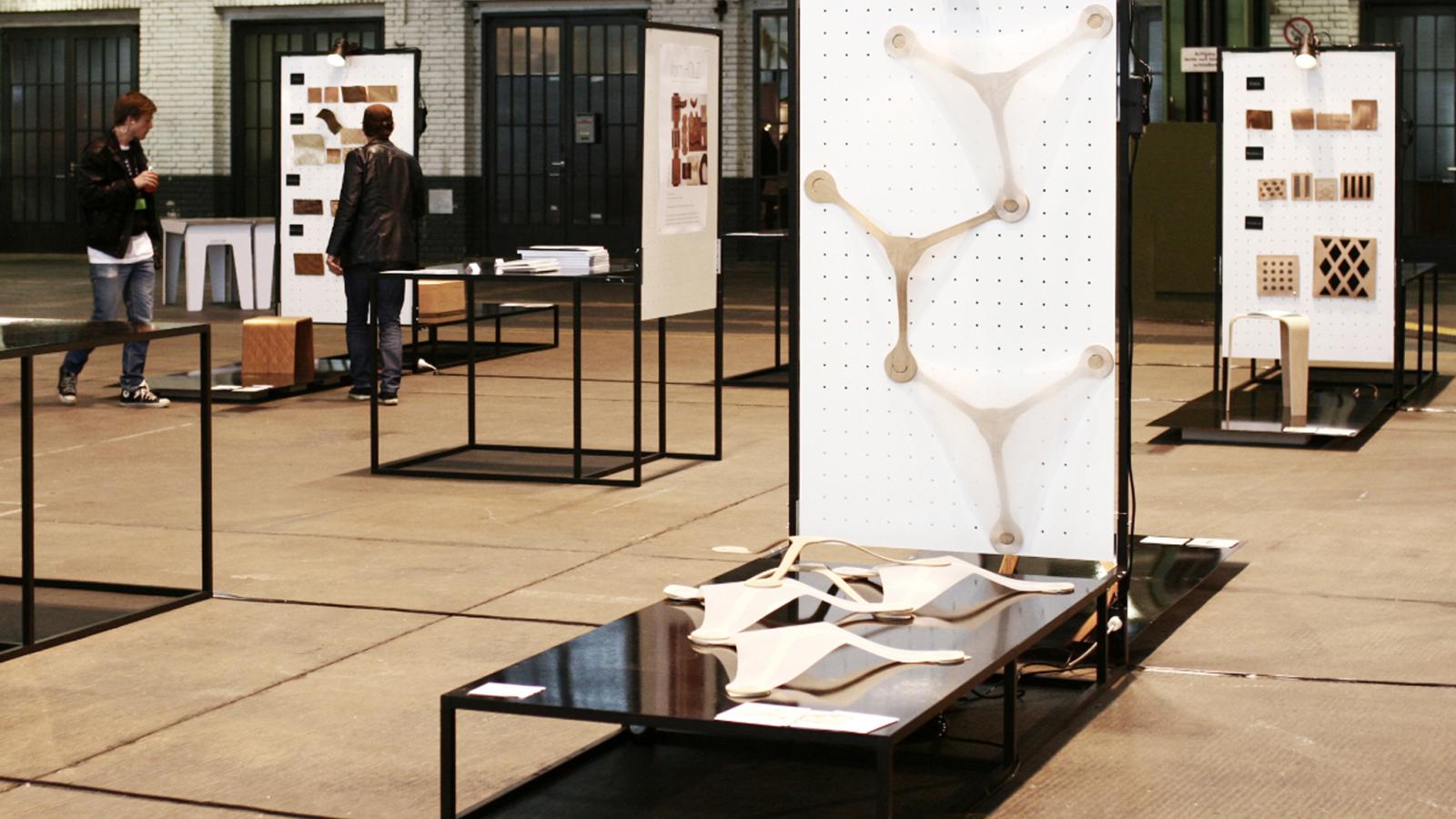 verschiedene Exponate aus Holz in einer Halle auf der Veranstaltung „DMY Berlin“