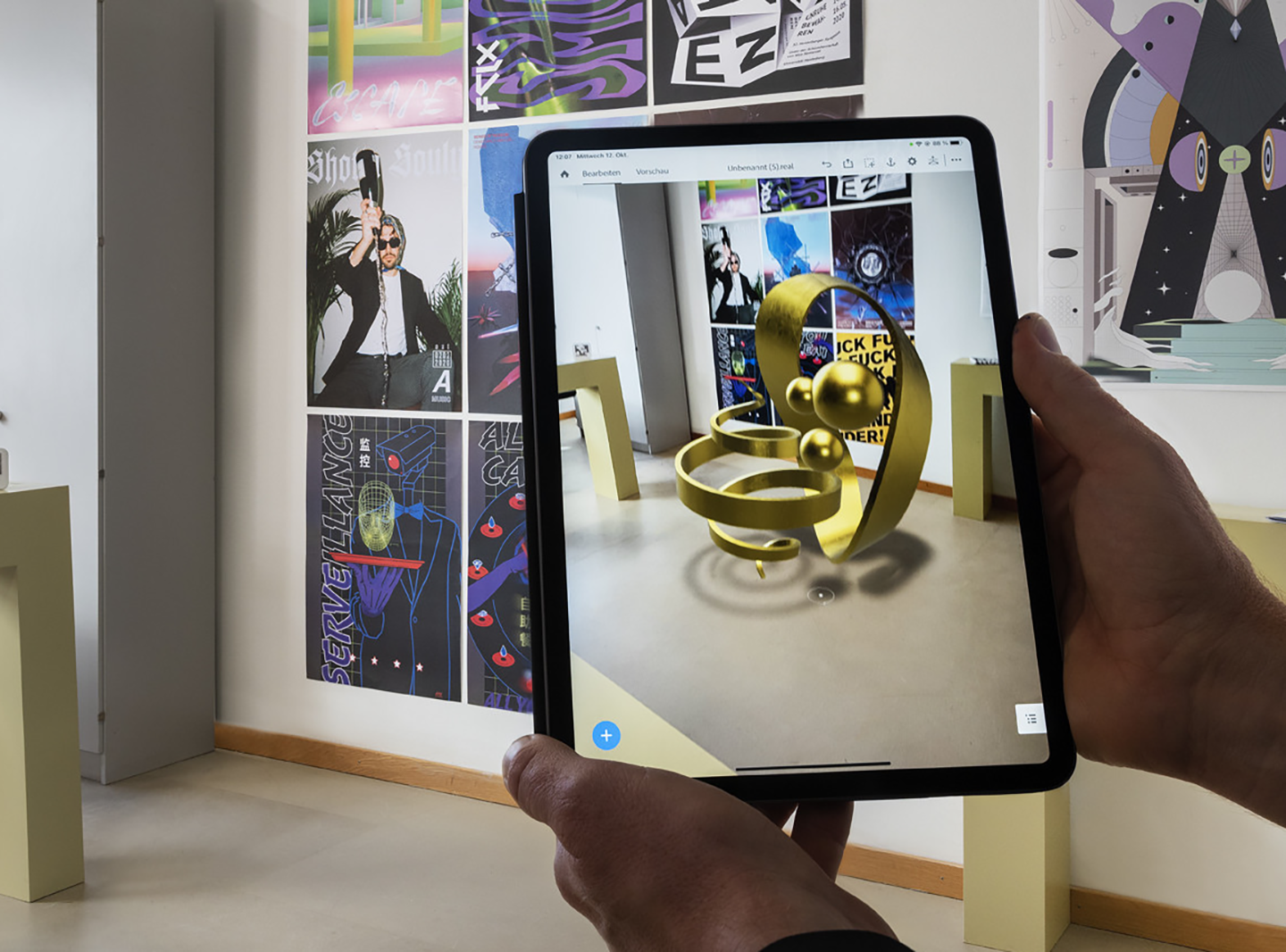 Zwei Hände scannen mit einem iPad einen Raum, auf dem Bildschirm ist eine AR-Skulptur zu sehen