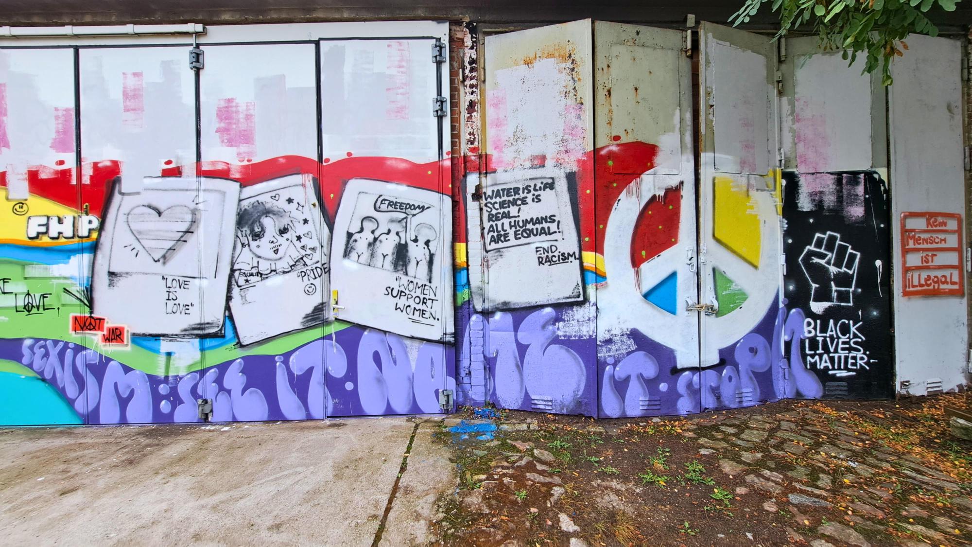Graffiti zum Thema Demokratie und Diversität auf dem Campus der FHP
