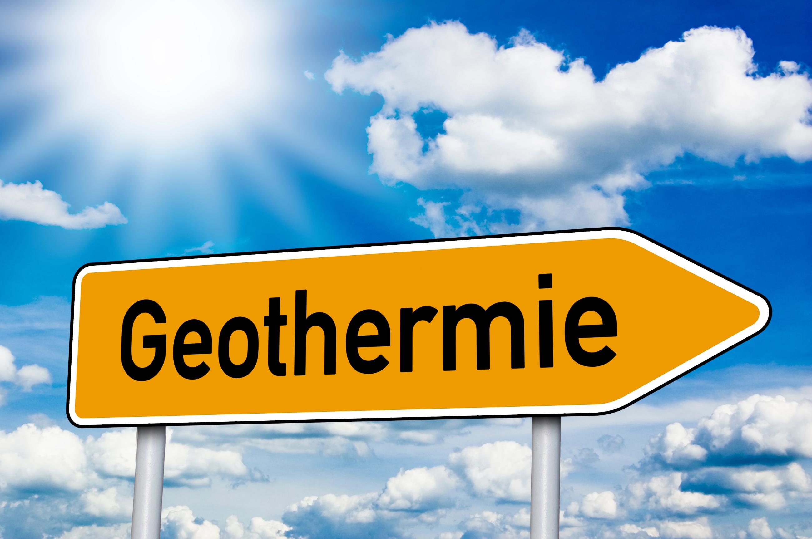 Gelbes richtungsweisendes Schild mit Aufschrift Geothermie