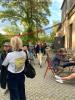 Sommer: Studierende vor dem Casino der FH Potsdam