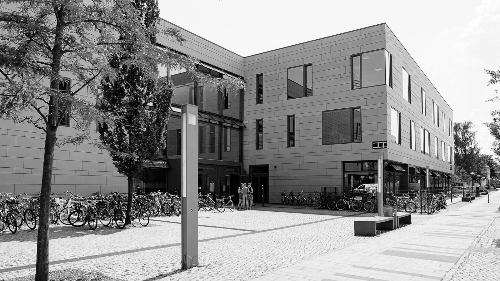 Schwarz-Weiß-Foto des Hauptgebäudes auf dem Campus der FH Potsdam