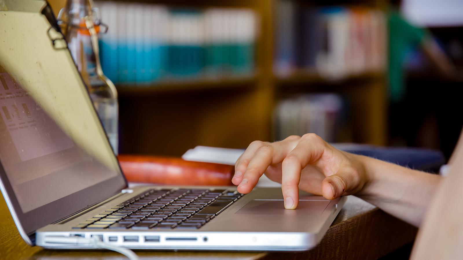 Student lernt am Laptop in der Bibliothek der FH Potsdam