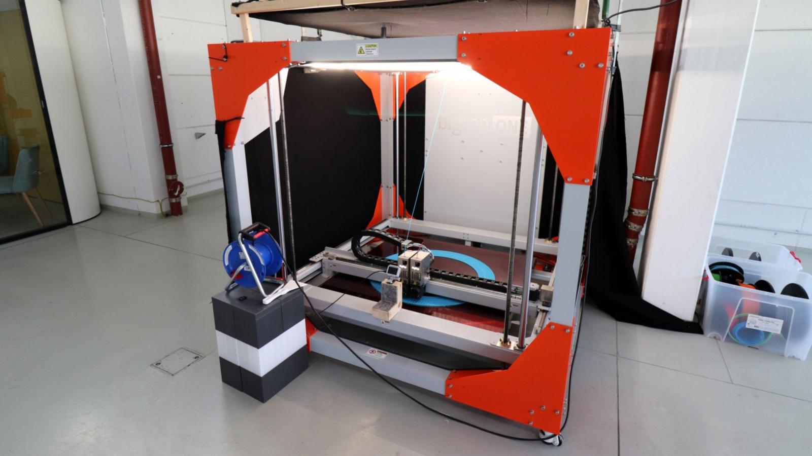 Foto eines 3D-Druckers innerhalb der Präsenzstelle des Forschungsprojekts "Präsenzstelle Luckenwalde"
