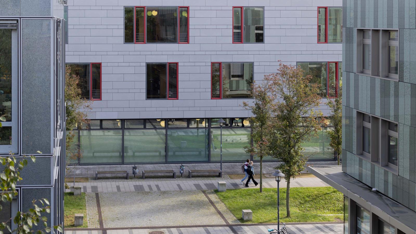 Blick auf das Hauptgebäude auf dem Campus der FH Potsdam