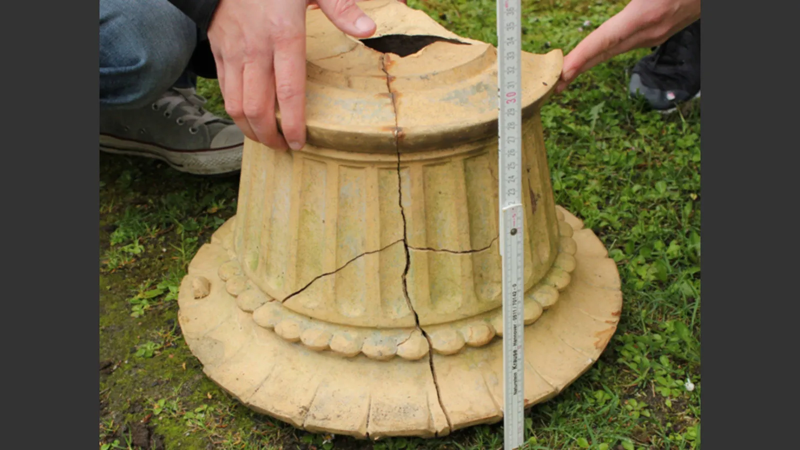 Bruchstücke der Terrakotta-Vase 