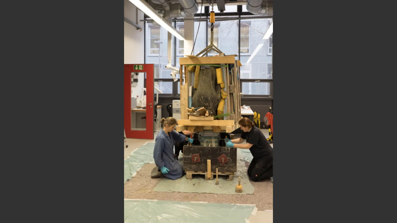 Fertigung eines temporären Sockels aus Stampfbeton in der Werkstatt der FH Potsdam