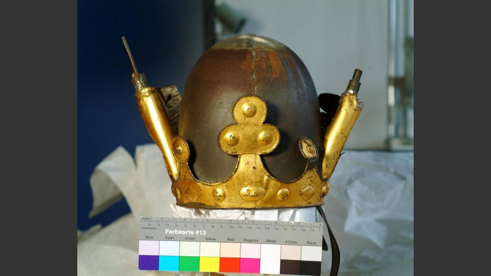 Der Kalottenhelm mit einem Kronenreif und einer Zimier in Form eines schwarz-silbern gevierteten Löwenkopfes. 