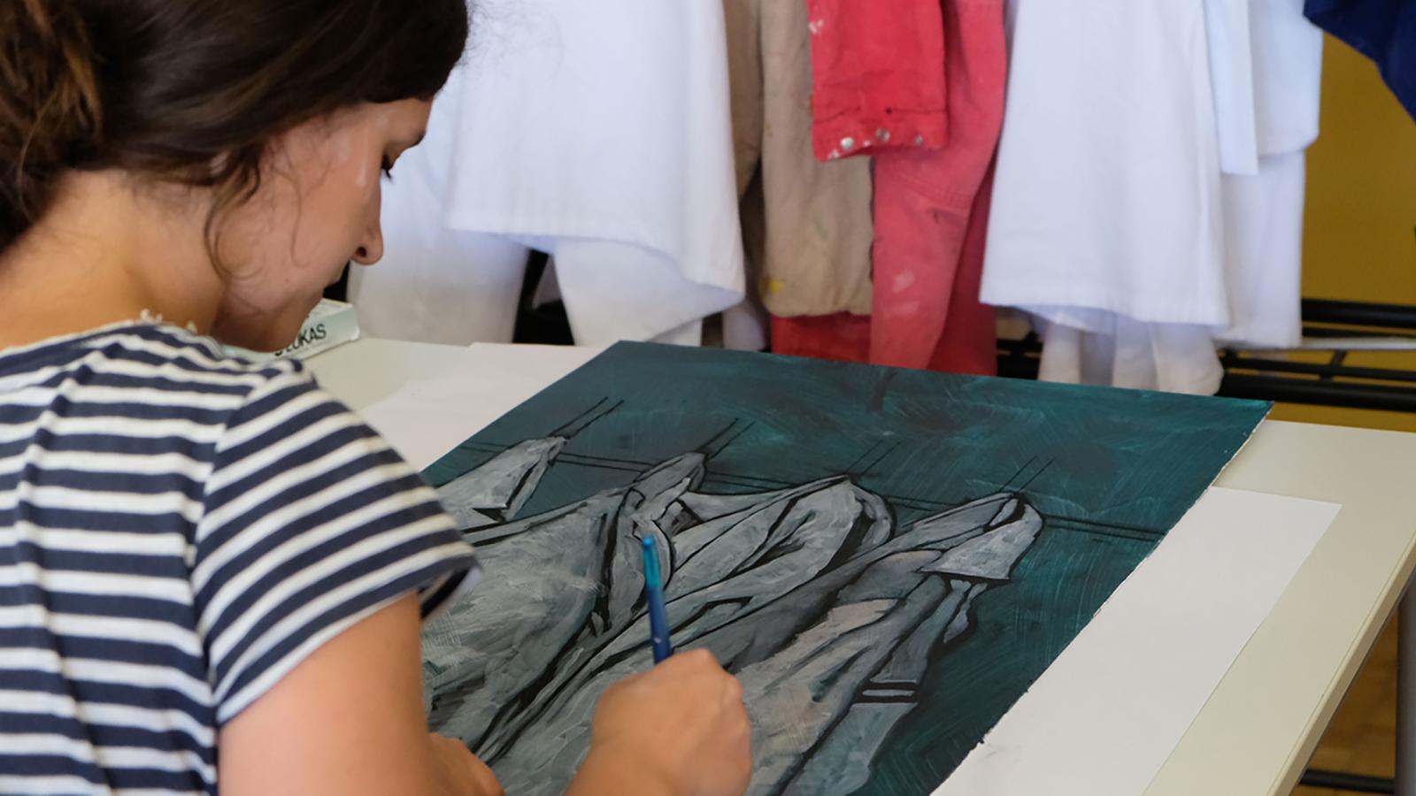 Eine Studentin zeichnet Kittel in einer Werkstatt der Konservierung und Restaurierung