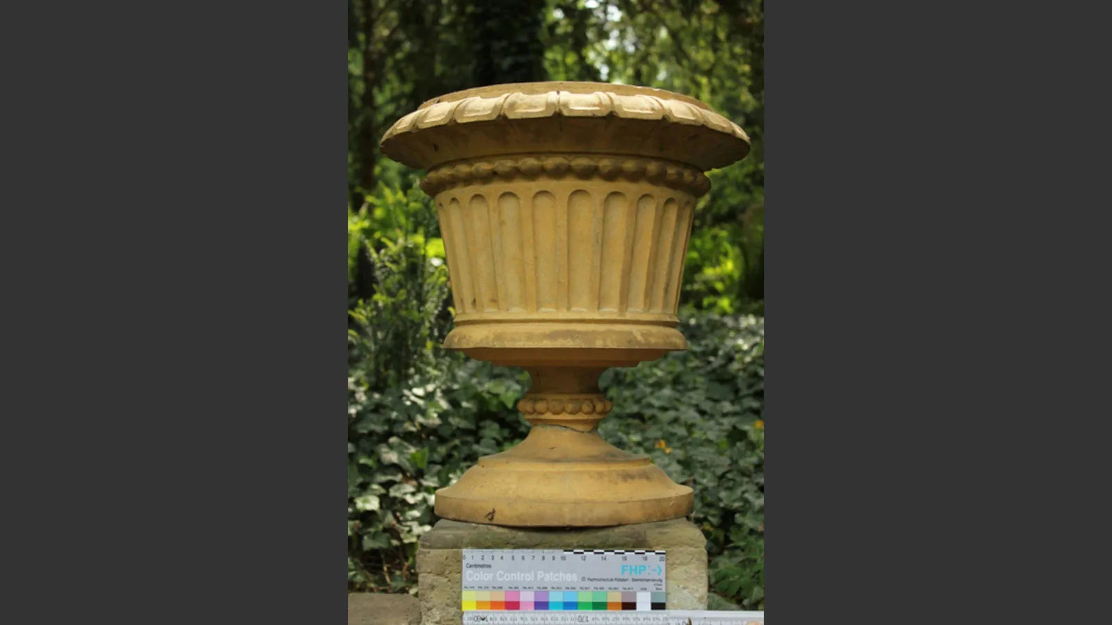 Terrakotta-Vase mit ausgeprägtem Rissnetz