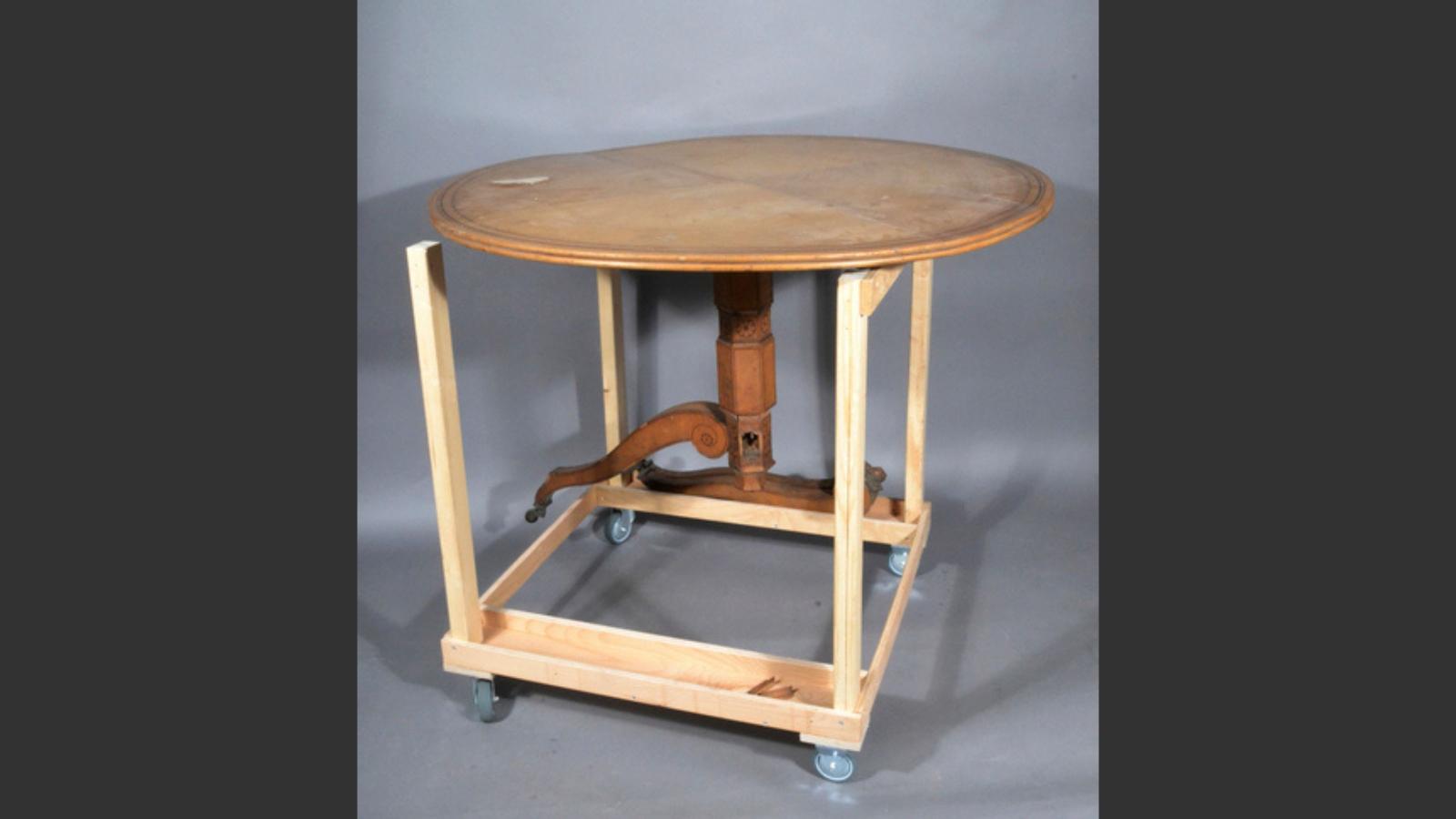 Biedermeier-Tisch mit Stützkonstruktion im Vorzustand