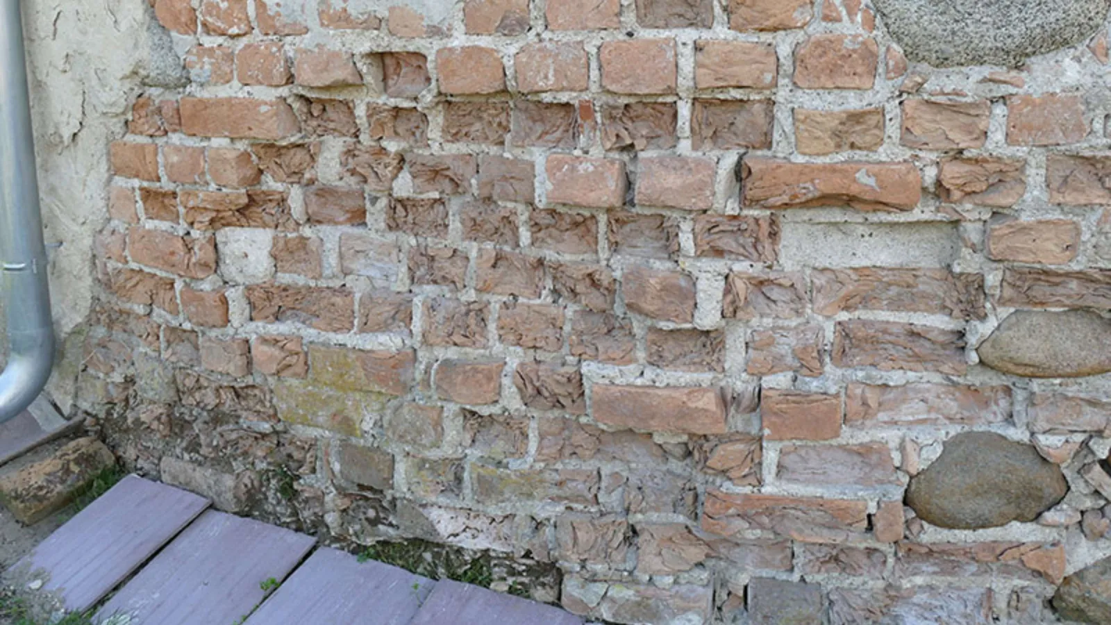 Schäden an der Außenmauer der Kirche
