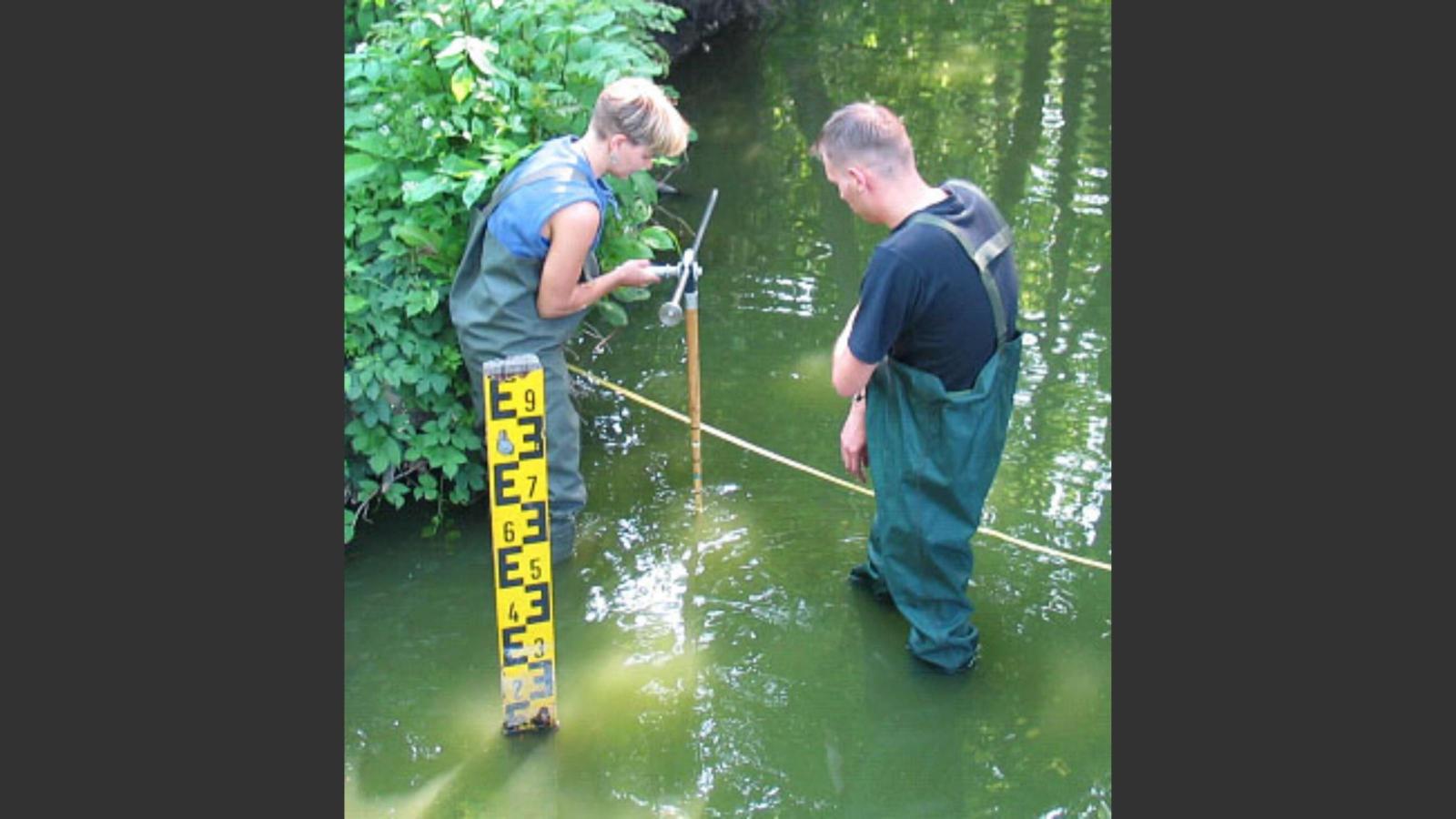 Mitarbeitende des Studienprojekts nehmen eine Messungen im See vor 