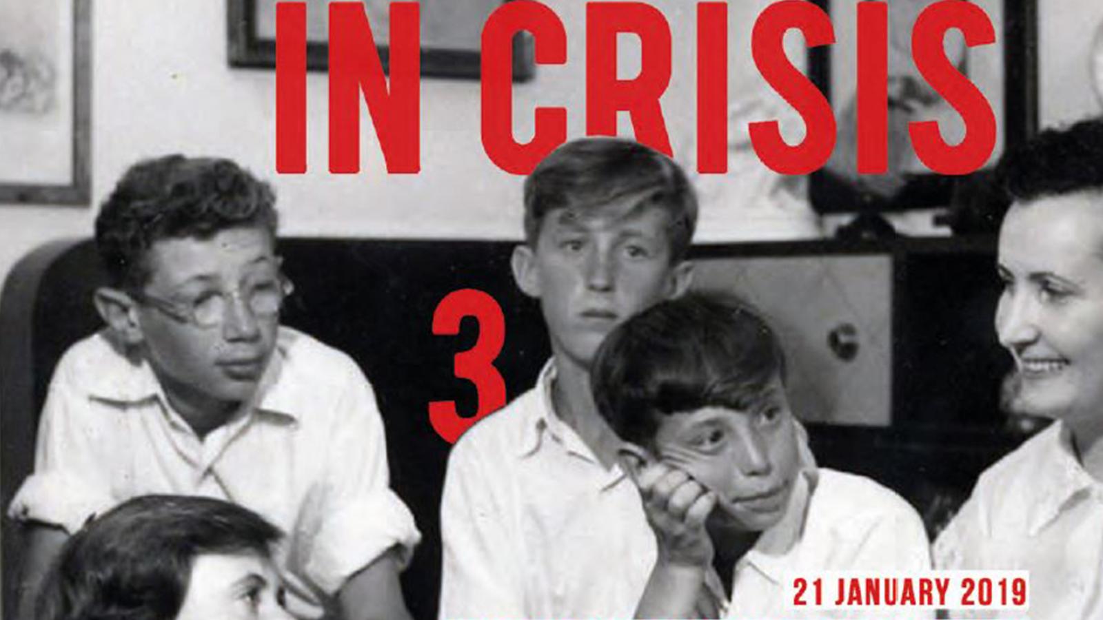 Schwarz-Weiß-Bild von mehreren Kindern, die zusammensitzen. Darauf in rot die Schrift "Children in Crisis".