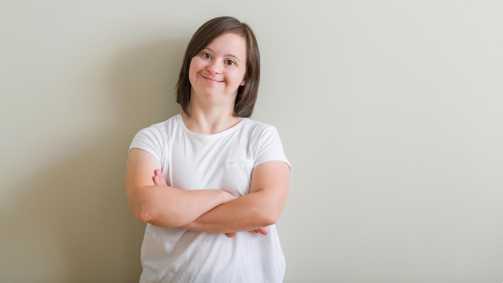 Lächelnde Frau mit Down-Syndrom