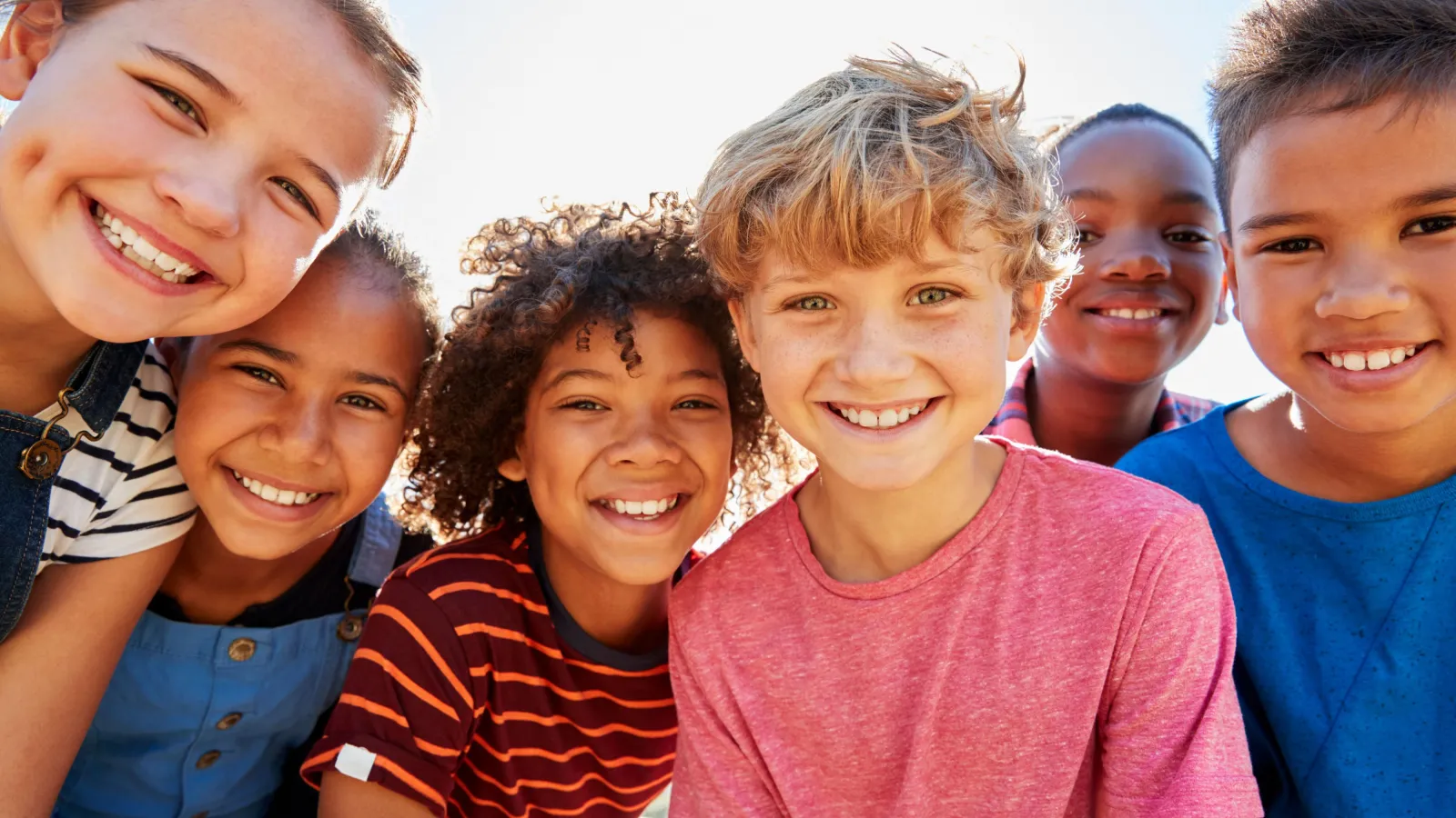 Lachende Kinder schauen in die Kamera