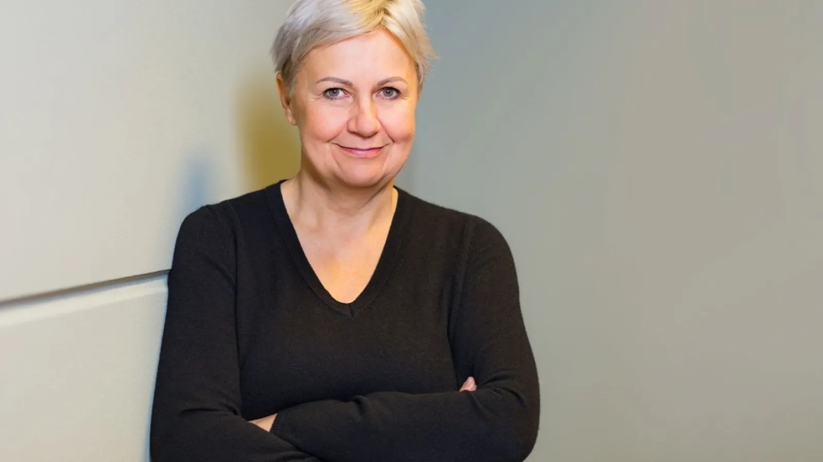 Coachin Dr. Heike Faust frontal in Ecke eines Raumes