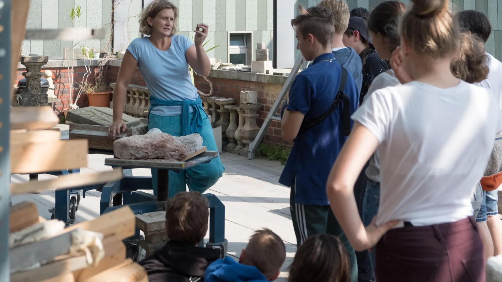 Führung durch die Stein-Werkstatt des Studiengangs Konservierung und Restaurierung durch Katja Schmeikal.