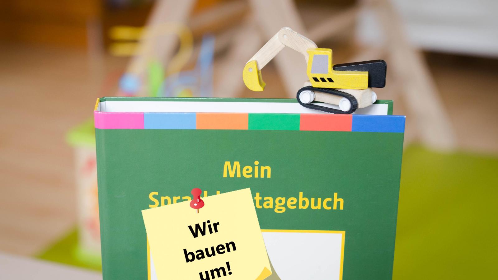 Bild eines Sprachlerntagebuchs mit einem Post-it-Zettel, auf dem steht "Wir bauen um"