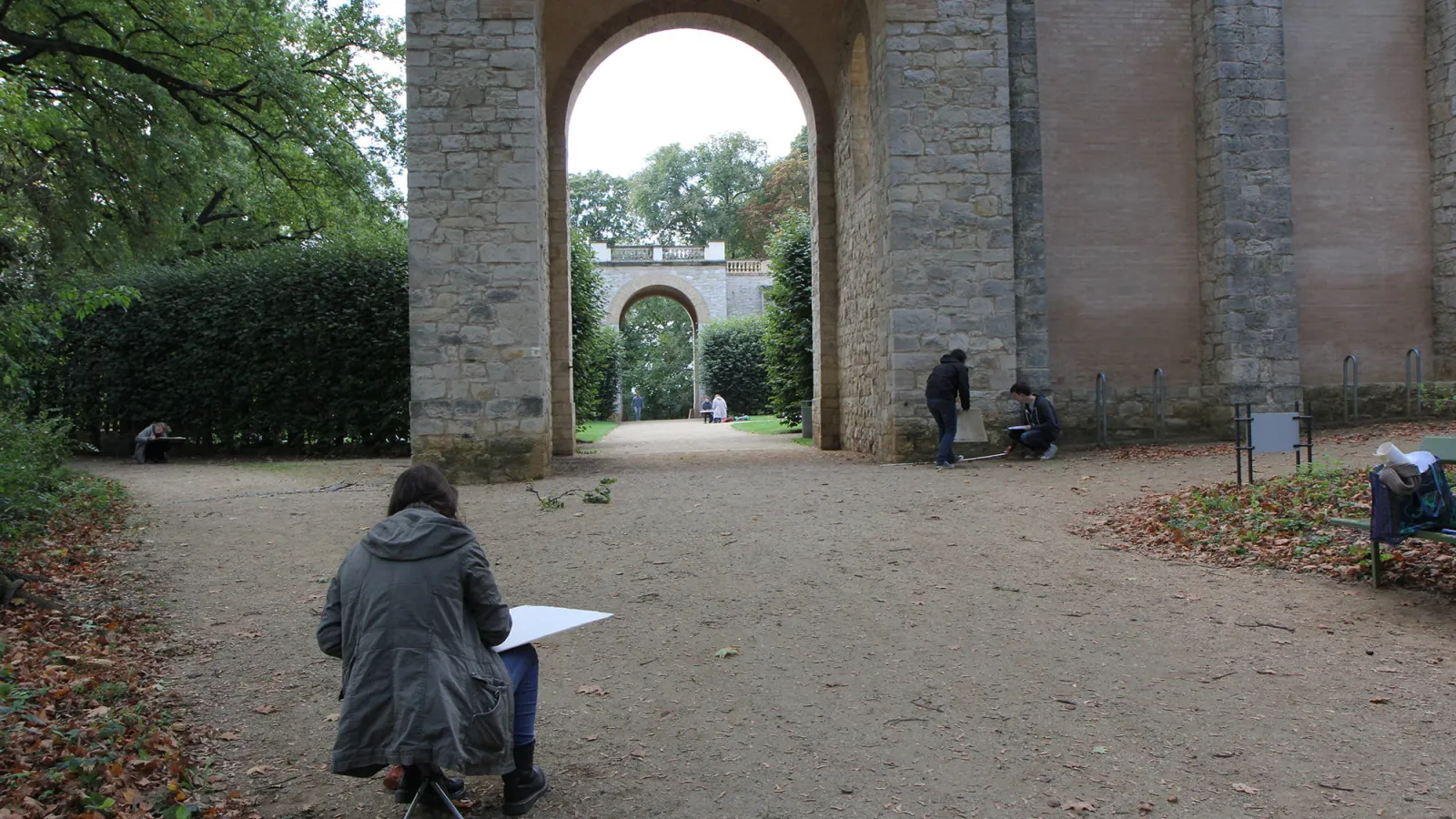 Zeichnende am Torhaus vom Belvedere auf dem Pfingstberg in Potsdam