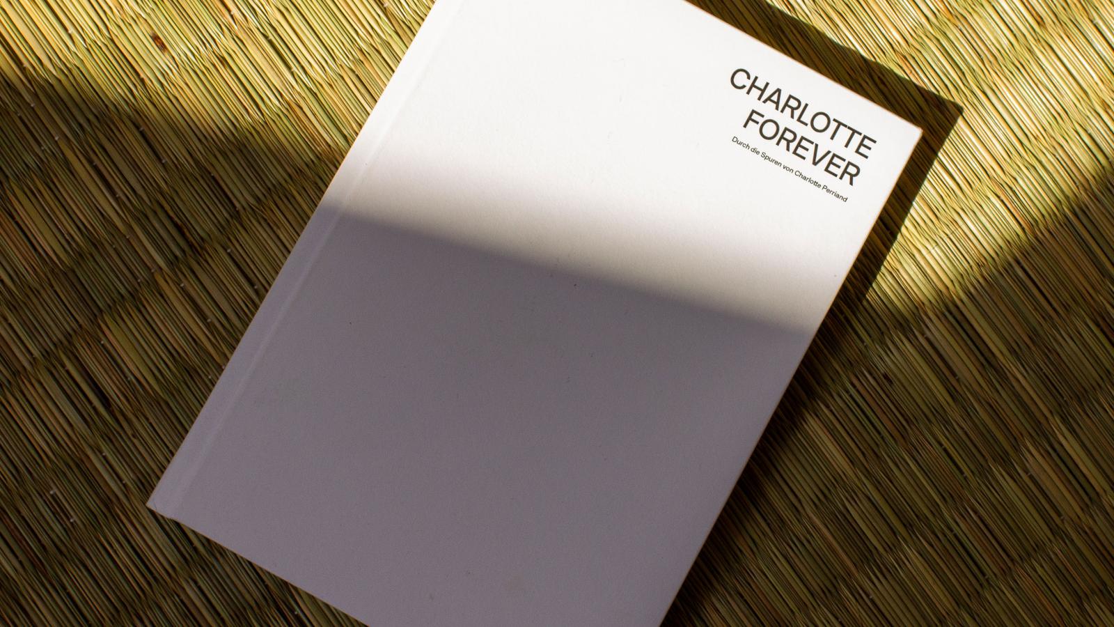 Das Bild zeigt das Katalogcover der Publikation CHARLOTTE FOREVER - Durch die Spuren von Charlotte Perriand