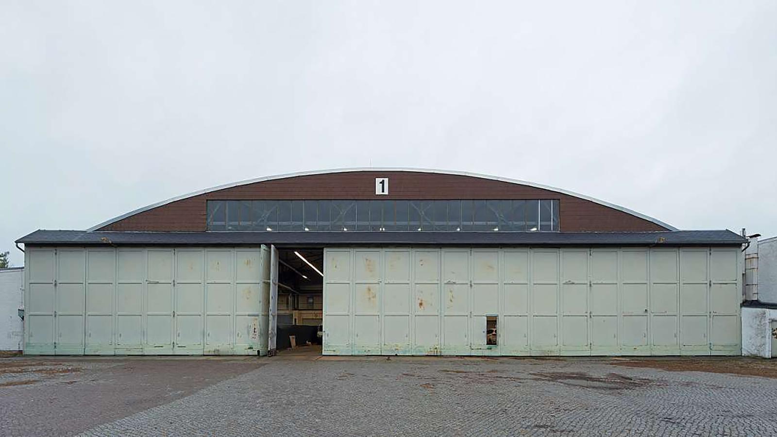 Der Hangar 1 des des ehemaligen Flughafens Cottbus