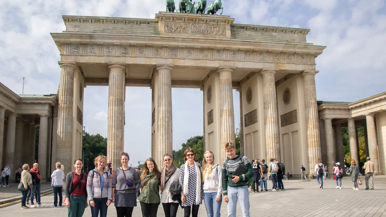 Teilnehmende und Dozentin stehen in einer Reihe vor dem Brandenburger Tor