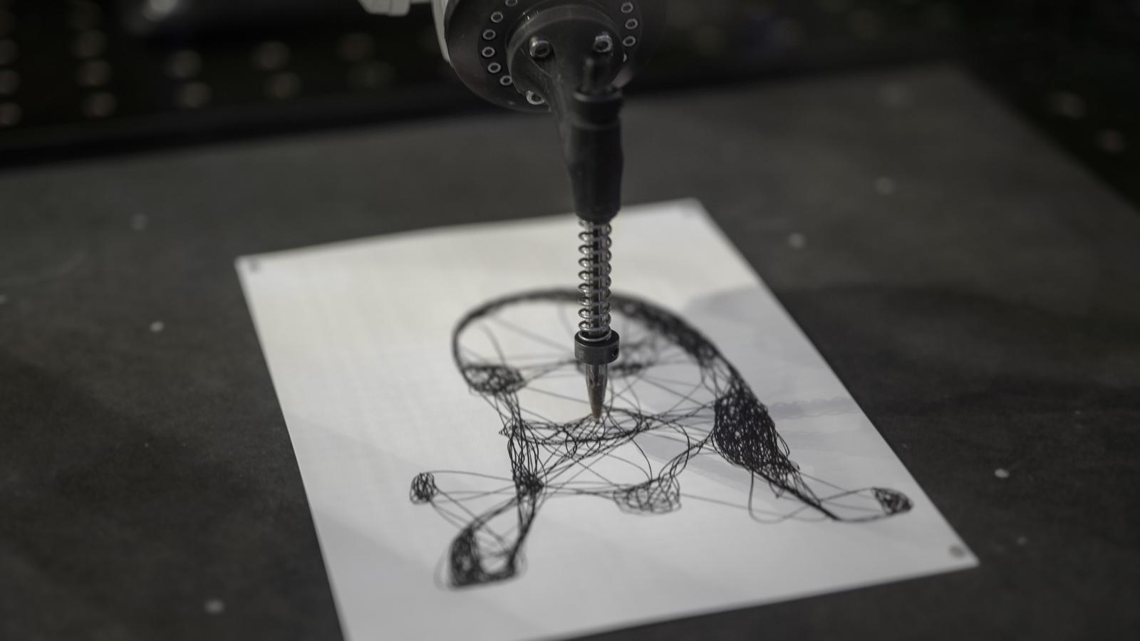 Der Roboter von DESIGN+ROBOTICS zeichnet ein Bild auf der IFA 2022