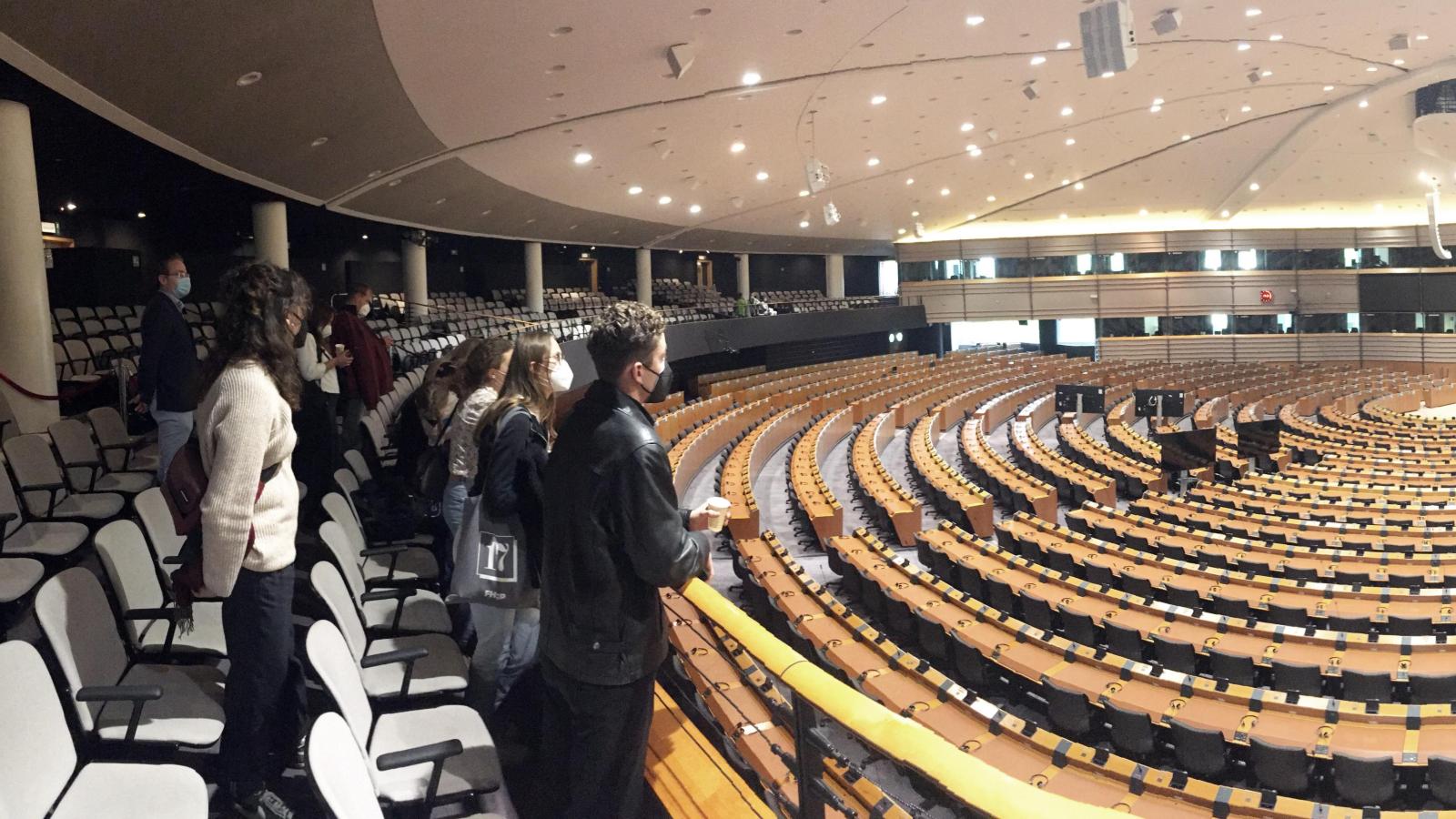 Studierende stehen im Plenarsaal des Europäischen Parlaments in Brüssel