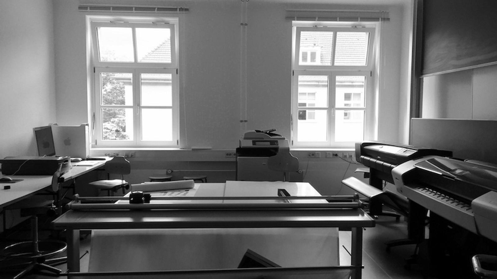 Ansicht der Werkstatt Plotterraum in Schwarz-Weiß