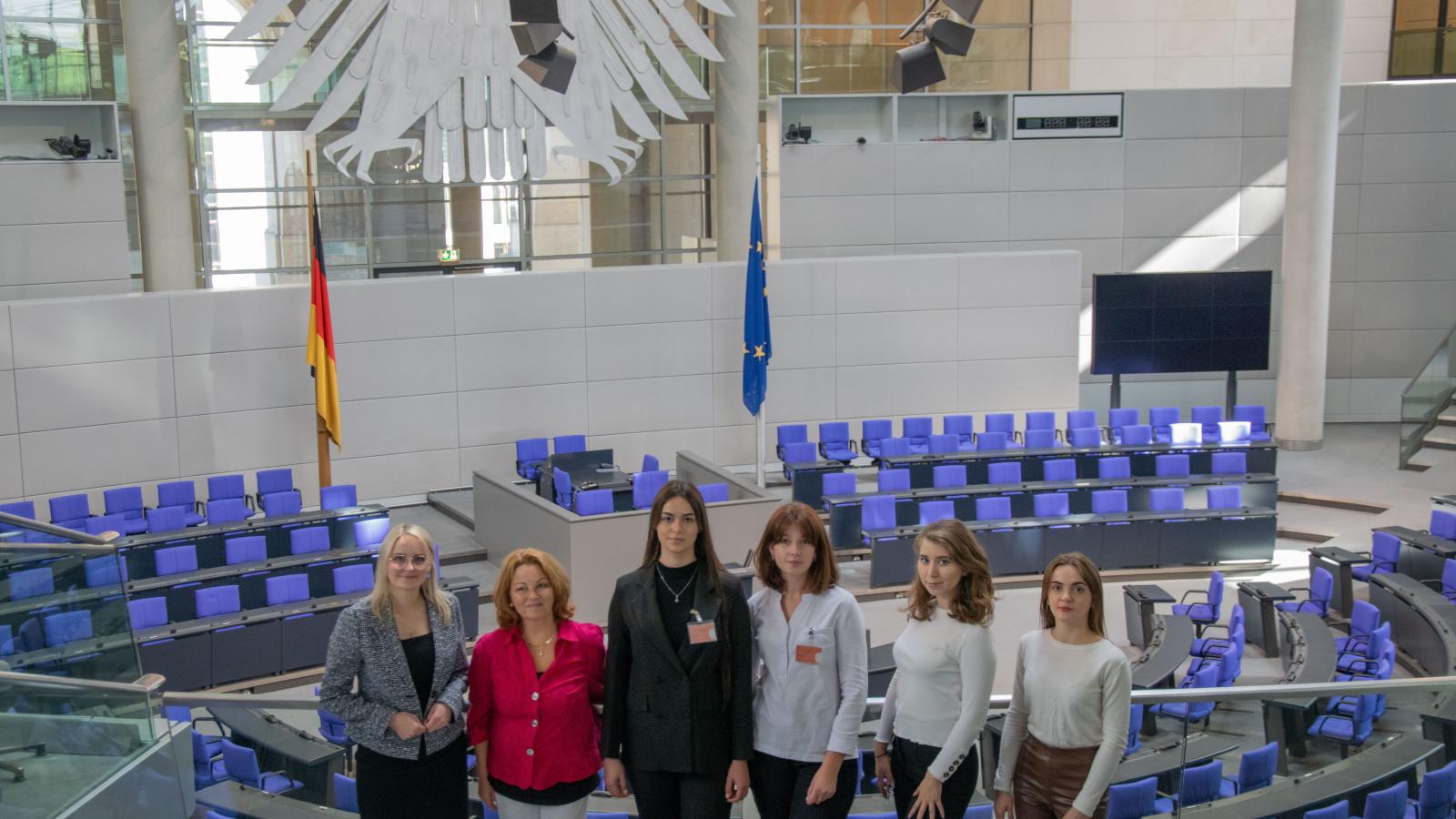 Teilnehmende der Summer School zu Besuch im Deutschen Bundestag.