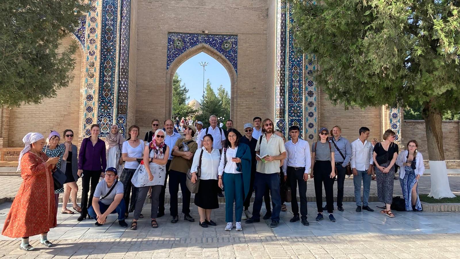 Gruppe vor der Moschee Bibi-Chanun in Samarkand