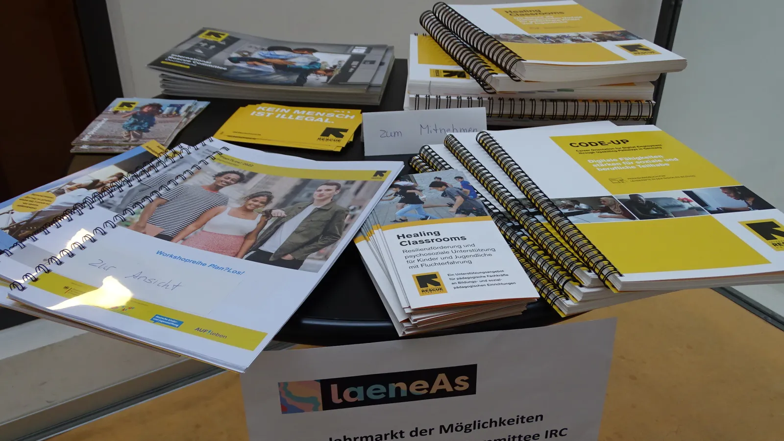Tisch mit Fyern und Broschüren