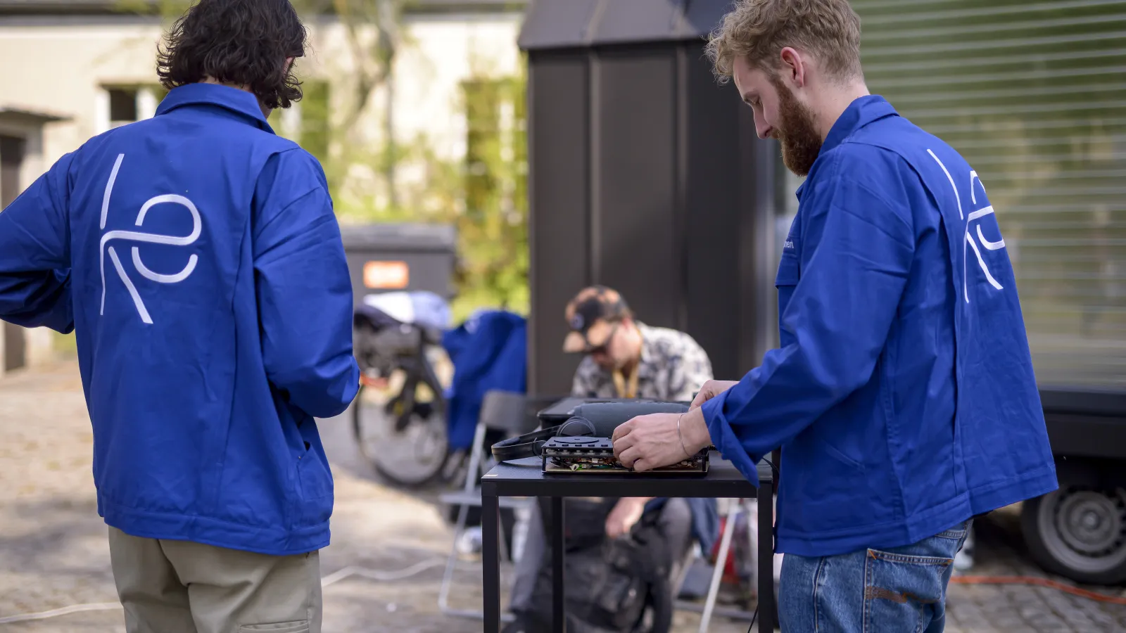 Die Gründer Nicolai Thoma und Valentin Garbe von katalog.equipment testen das von ihnen entwickelte DJ Pult beim Potsdamer Umweltfest 2022