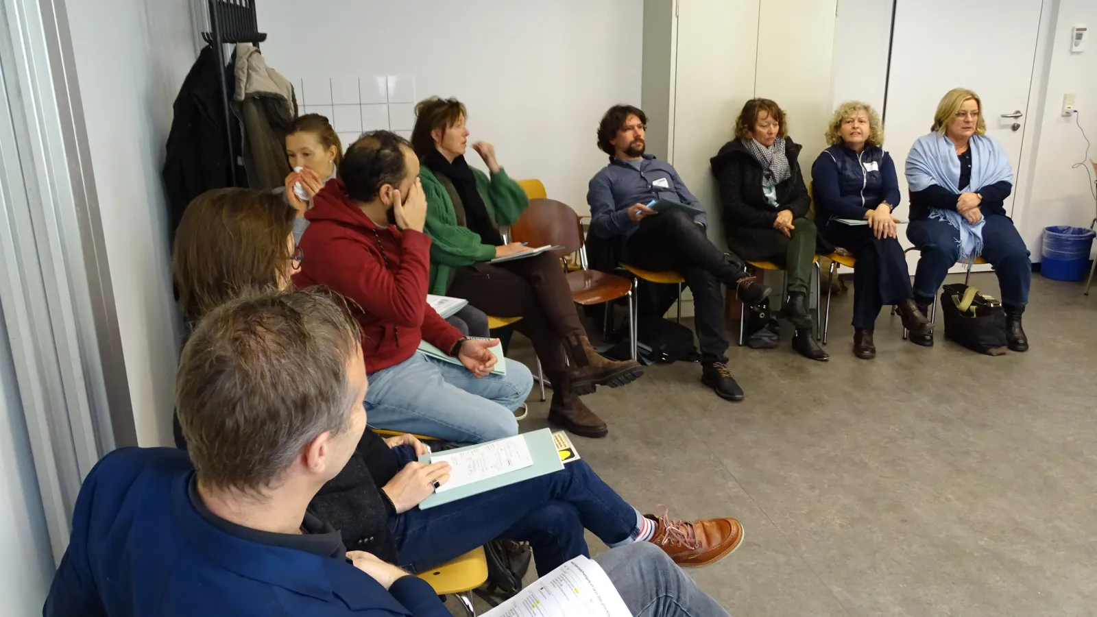 Workshopteilnehmer*innen sitzen im großen Kreis