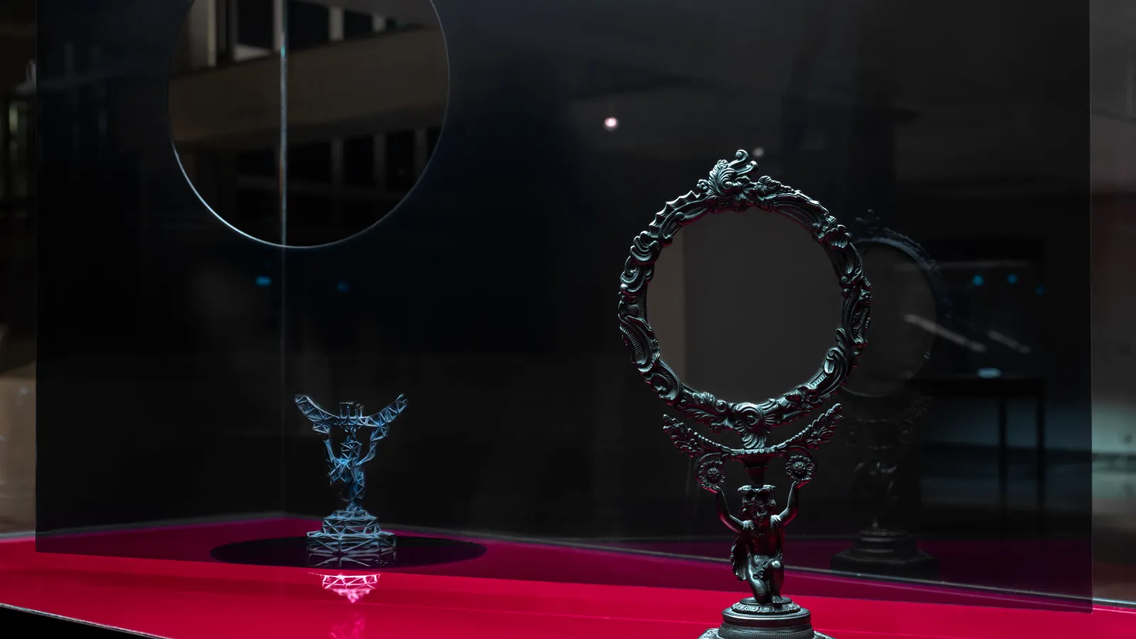 Blick in den Ausstellungsraum Kunstgewerbemuseum Ausstellung " Metall im Fluss – Vom Guss zur Form" 