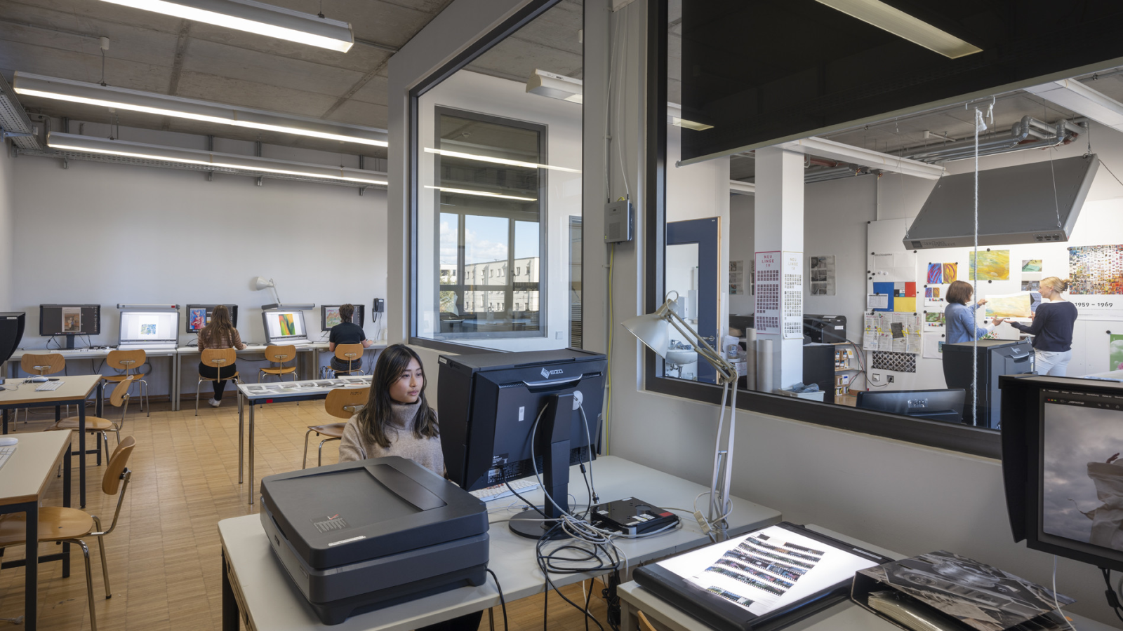 Blick in die Räumlichkeiten des Drucklabors, wo Studierende ihre Arbeiten für den Druck vorbereiten
