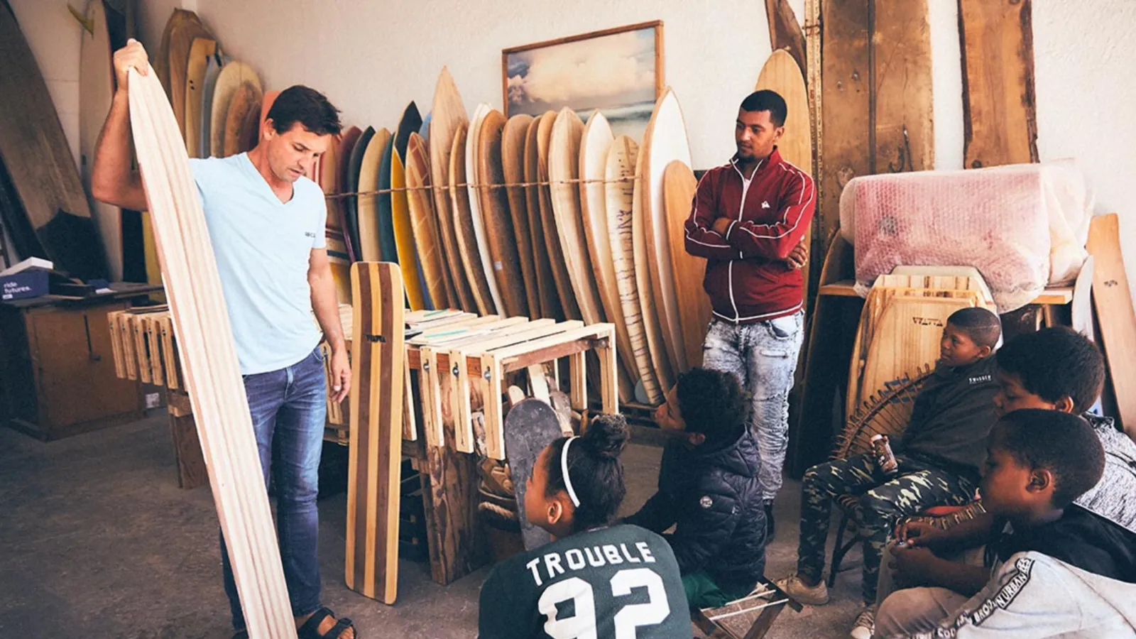 Der Designer mit jungen Surfern im Workshop in Afrika