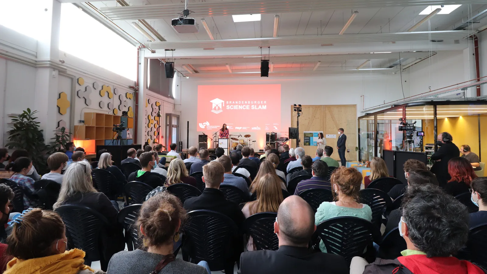 Publikum vor Bühne beim Brandenburger Science Slam in der Präsenzstelle Luckenwalde 2021