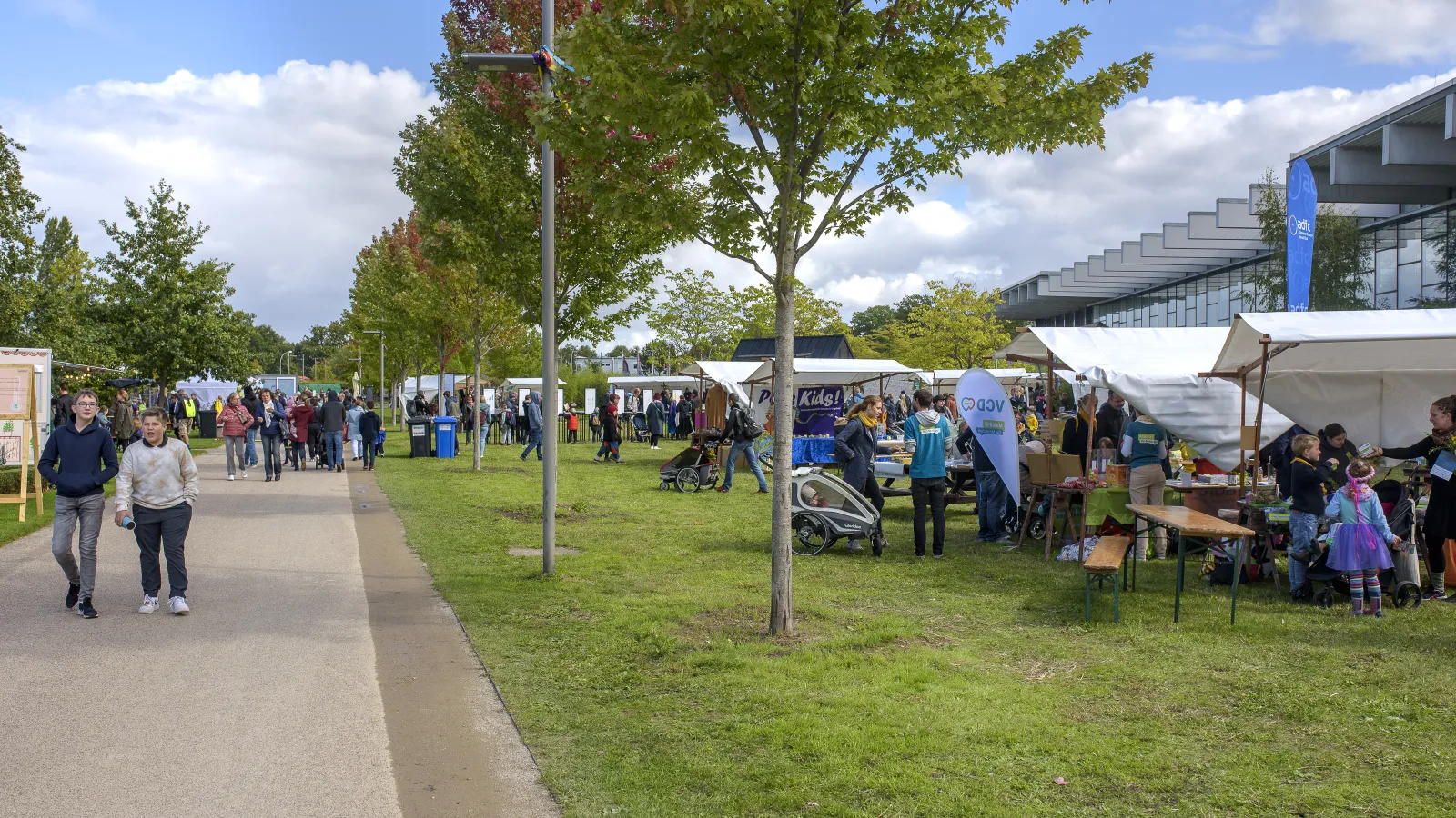 Blick vom Weg aus auf die Ausstellungsstände beim Umweltfest 2022 im Volkspark Potsdam