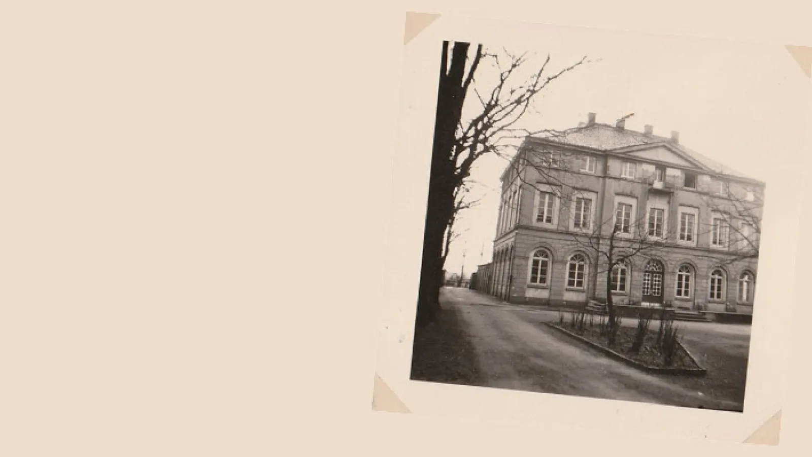 Schwarz-weiß-Fotografie des Gebäudes Martinstift