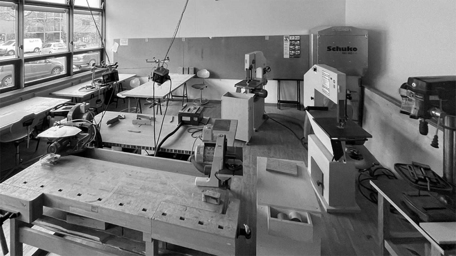 Ein Werkstattraum mit Werkbänken und Tischen an der FH Potsdam