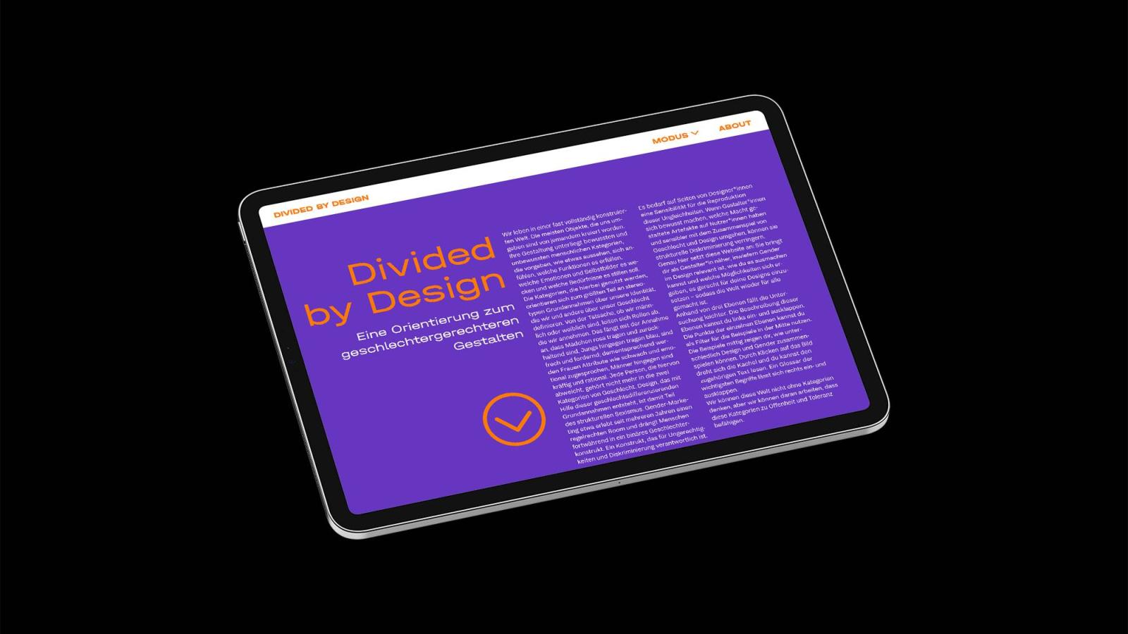 Tabletscreen zeigt einen Text mit der Headline Divided by Design