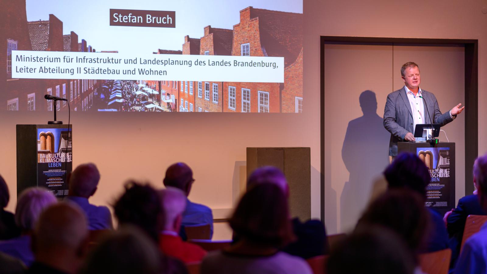 Stefan Bruch vom MIL hält die Eröffnungsrede der 3. Veranstaltung der Reihe Baukultur und Klimaschutz leben