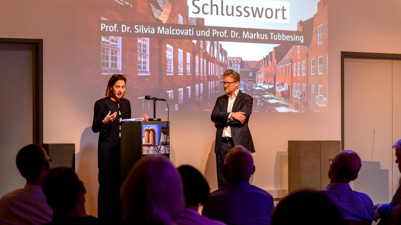 Prof. Dr. Silvia Malcovati und Prof Dr. Markus Tubbesing bei ihrem Schlusswort der 3. Veranstaltung der Reihe Baukultur und Klimaschutz leben