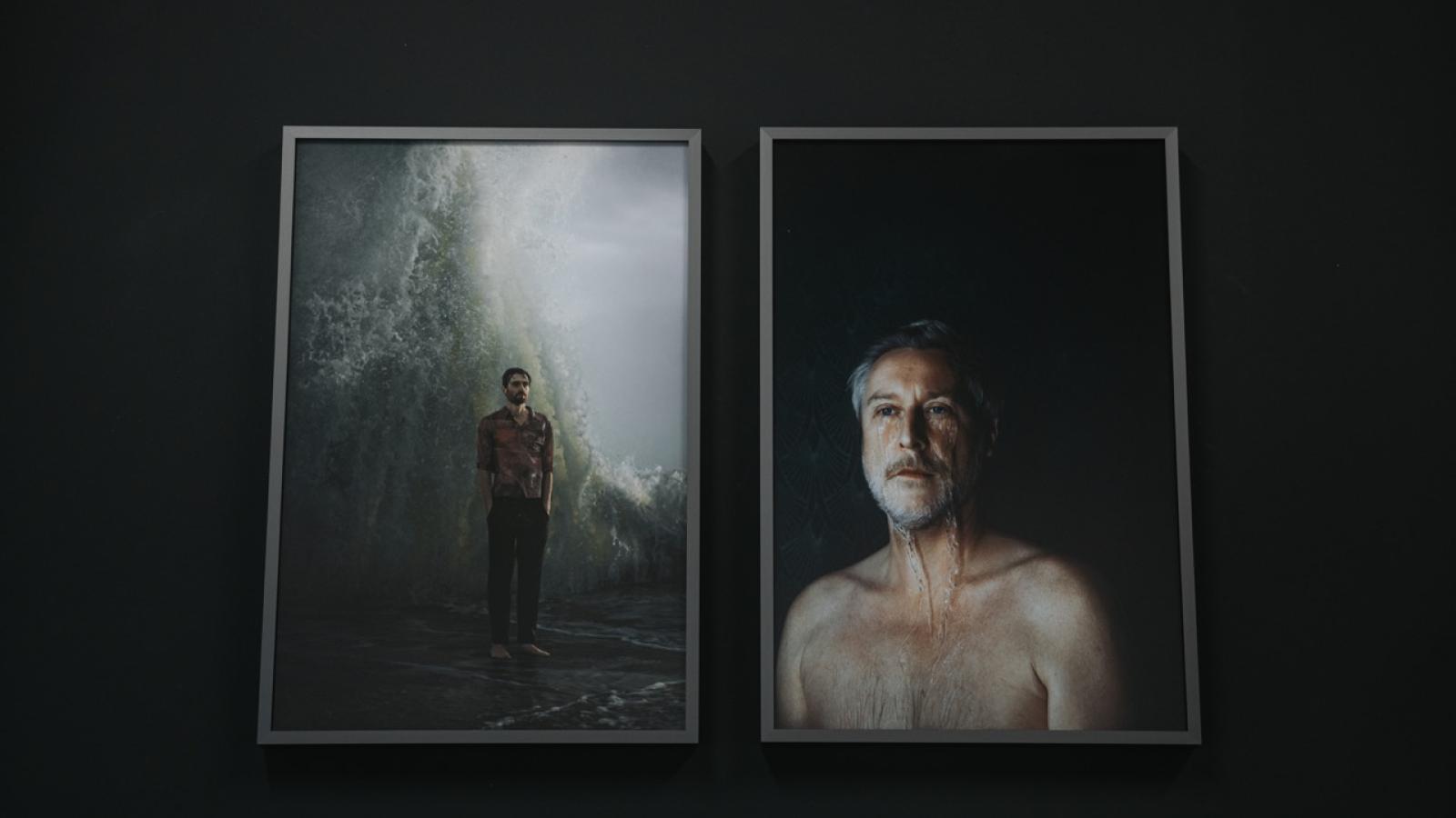 Zwei gerahmte Fotografien – eine Person stehend vor einer Welle und ein Portrait