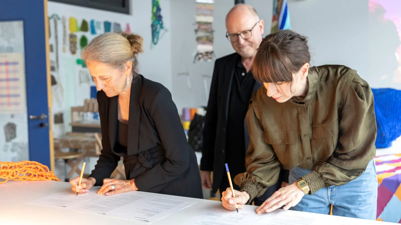 Frau Schmitt-Rodermund und Frau Knüppel unterzeichnen in Anwesenheit von Herrn Brunotte die Kooperationsvereinbarung im Namen der Fachhochschule Potsdam.