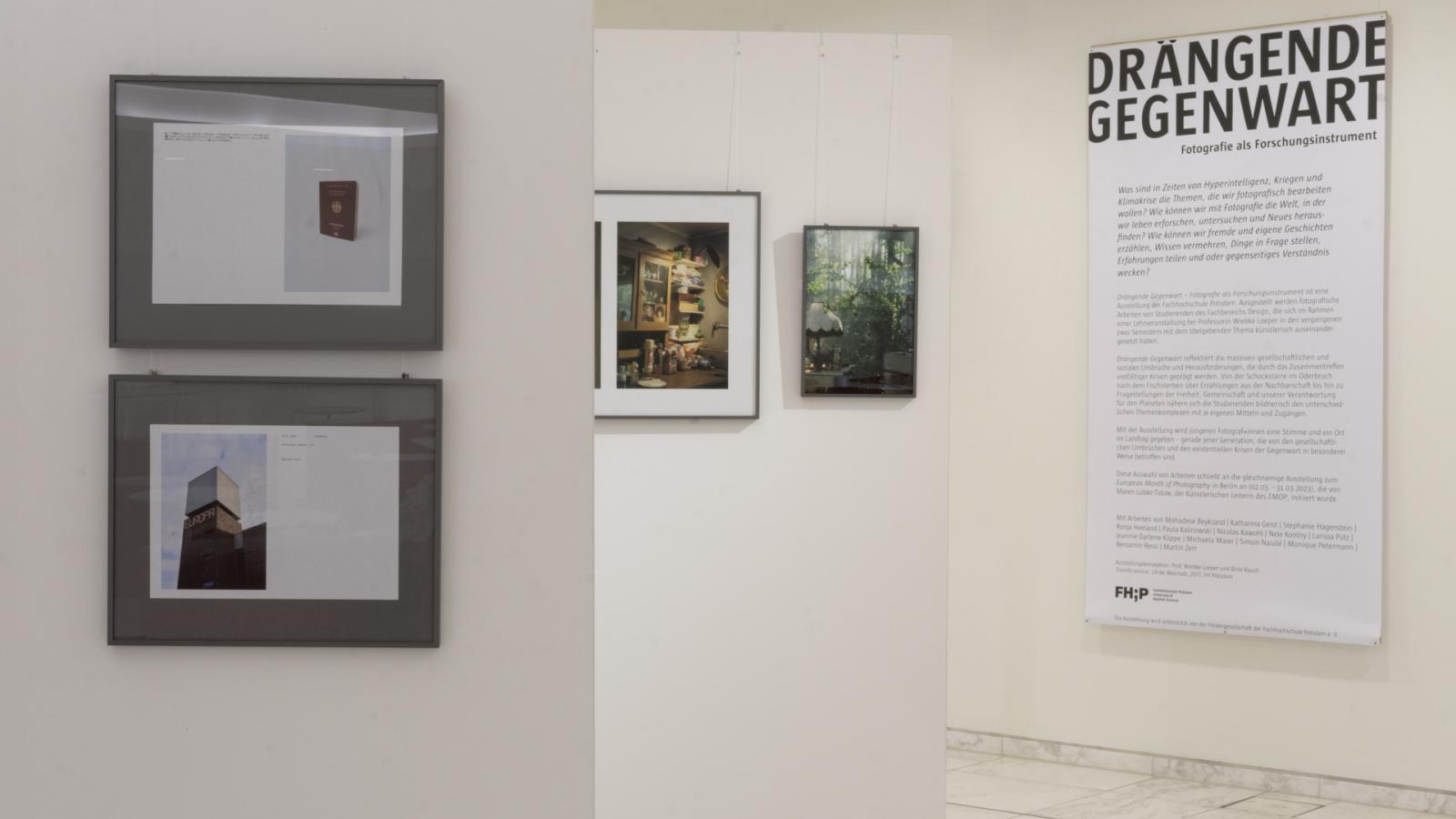 Blick über verschiedene Wände mit gerahmten Fotografien und ein Banner mit dem Titel Drängende Gegenwart