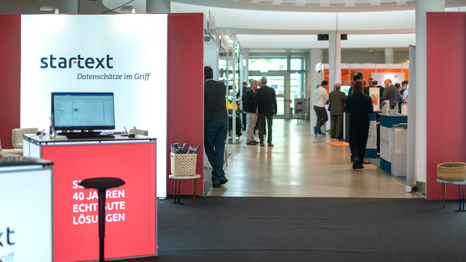 Der Eingangsbereich der Stadthalle Bielefeld, wo 2023 der deutsche Archivtag und die ARCHIVISTICA stattfinden.